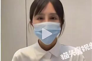 看来C罗真的挺喜欢晚宴的表演，还拿出手机拍？